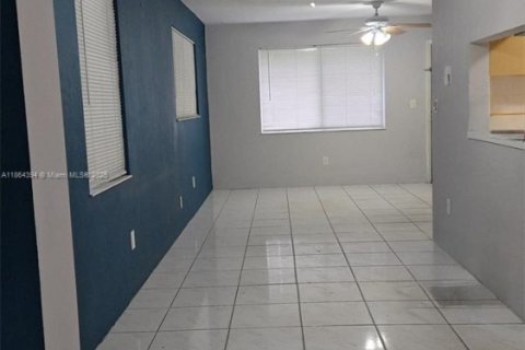 Снять в аренду виллу или дом в Холливуд, Флорида 3 спальни, 127.28м2, № 1892555 - фото 4