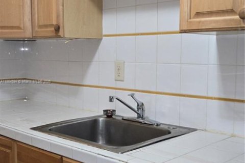 Снять в аренду виллу или дом в Холливуд, Флорида 3 спальни, 127.28м2, № 1892555 - фото 24