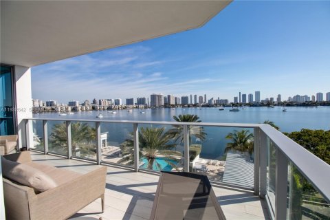 Condo in North Miami Beach, Florida, 3 bedrooms № 1991503 - photo 1