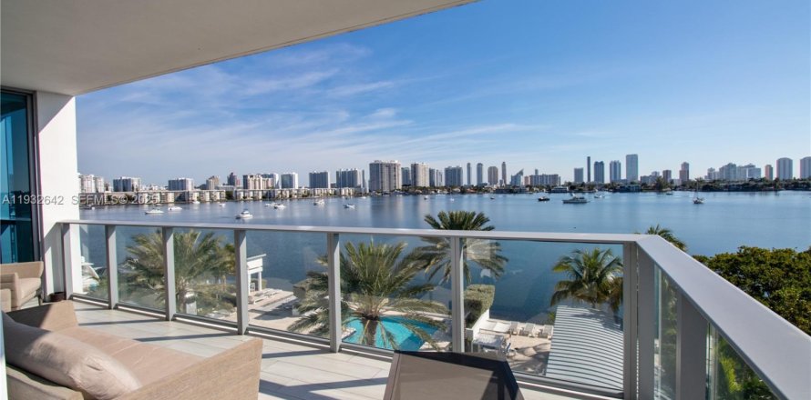 Condo in North Miami Beach, Florida, 3 bedrooms № 1991503