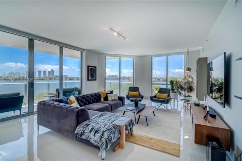 Condo in North Miami Beach, Florida, 3 bedrooms № 1991503 - photo 3
