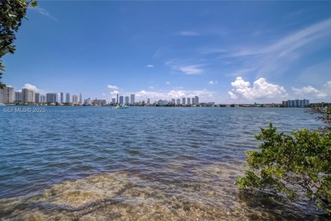 Condo in North Miami Beach, Florida, 3 bedrooms № 1991503 - photo 23