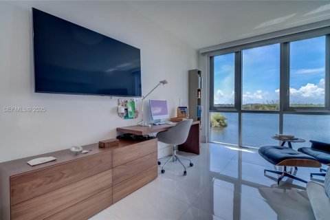 Condo in North Miami Beach, Florida, 3 bedrooms № 1991503 - photo 11