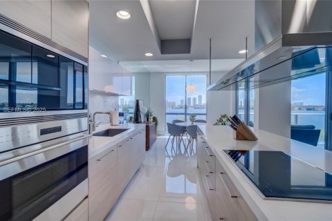 Condo in North Miami Beach, Florida, 3 bedrooms № 1991503 - photo 8