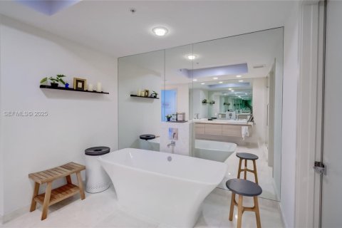 Condo in North Miami Beach, Florida, 3 bedrooms № 1991503 - photo 16