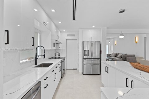 Casa en venta en Surfside, Florida, 3 dormitorios, 151.06 m2 № 2051528 - foto 11