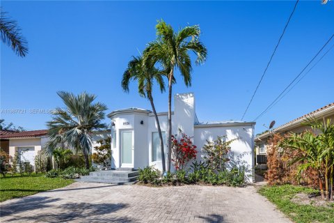 Casa en venta en Surfside, Florida, 3 dormitorios, 151.06 m2 № 2051528 - foto 2