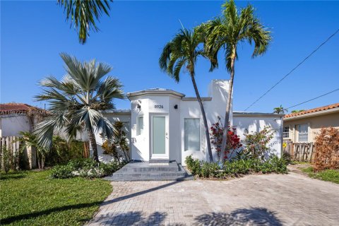 Casa en Surfside, Florida 3 dormitorios, 151.06 m2 № 2051528