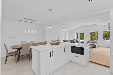 Casa en venta en Surfside, Florida, 3 dormitorios, 151.06 m2 № 2051528 - foto 12