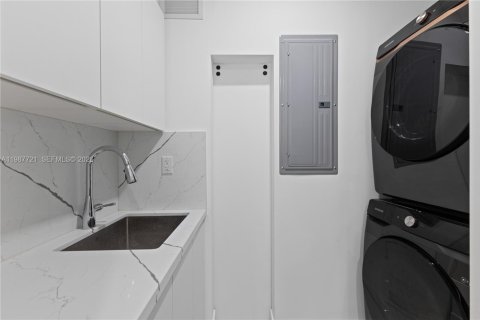 Casa en venta en Surfside, Florida, 3 dormitorios, 151.06 m2 № 2051528 - foto 17