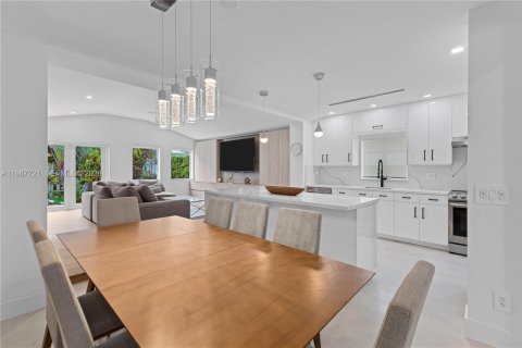 Casa en venta en Surfside, Florida, 3 dormitorios, 151.06 m2 № 2051528 - foto 8