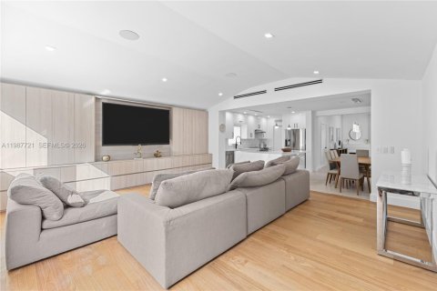 Casa en venta en Surfside, Florida, 3 dormitorios, 151.06 m2 № 2051528 - foto 15