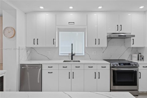 Casa en venta en Surfside, Florida, 3 dormitorios, 151.06 m2 № 2051528 - foto 13