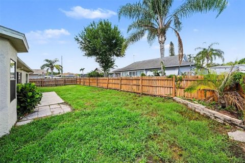 House in New Port Richey, Florida 3 bedrooms, 138.61 sq.m. № 2222572 - photo 27