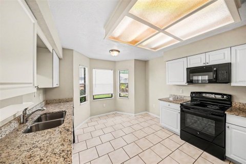 House in New Port Richey, Florida 3 bedrooms, 138.61 sq.m. № 2222572 - photo 13