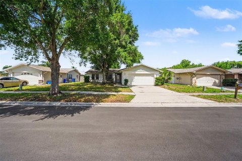 House in New Port Richey, Florida 3 bedrooms, 138.61 sq.m. № 2222572 - photo 5