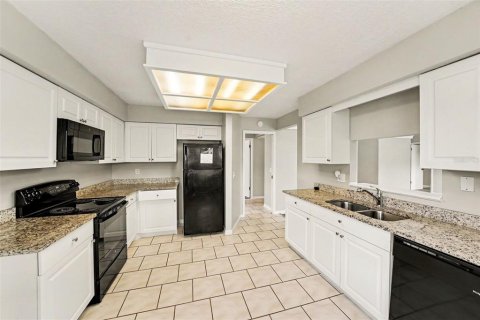 House in New Port Richey, Florida 3 bedrooms, 138.61 sq.m. № 2222572 - photo 14