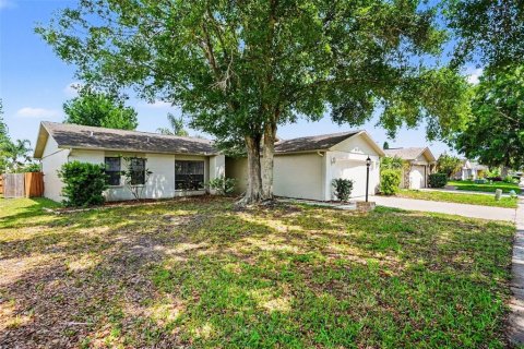 House in New Port Richey, Florida 3 bedrooms, 138.61 sq.m. № 2222572 - photo 2