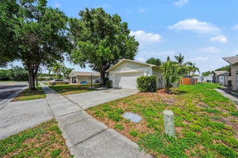 House in New Port Richey, Florida 3 bedrooms, 138.61 sq.m. № 2222572 - photo 3