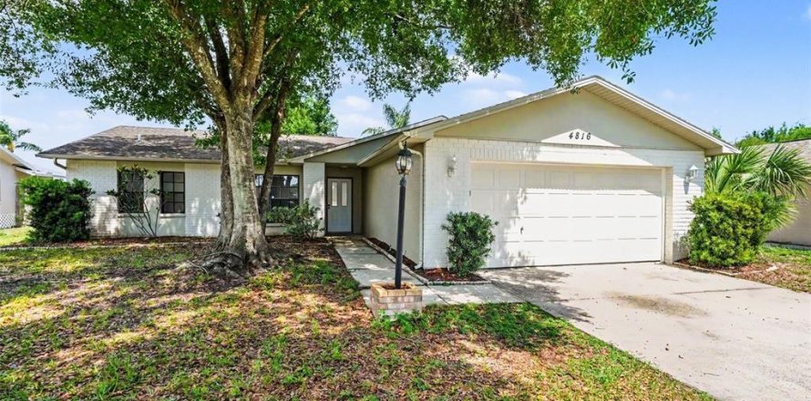 House in New Port Richey, Florida 3 bedrooms, 138.61 sq.m. № 2222572