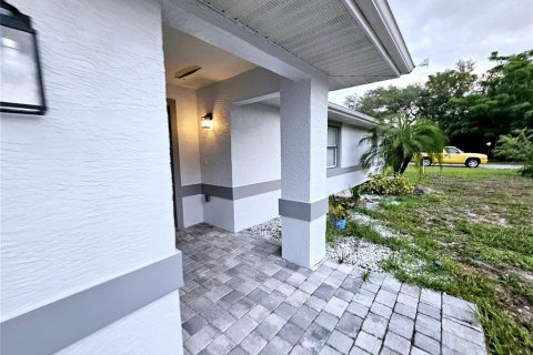 House in Deltona, Florida 3 bedrooms, 170.57 sq.m. № 1812758 - photo 2