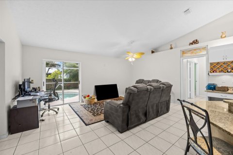 House in Port St. Lucie, Florida 3 bedrooms, 175.77 sq.m. № 2432913 - photo 9