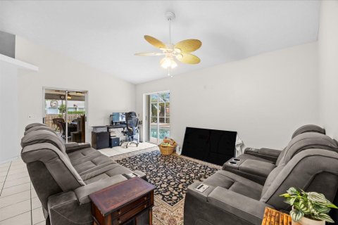 House in Port St. Lucie, Florida 3 bedrooms, 175.77 sq.m. № 2432913 - photo 10