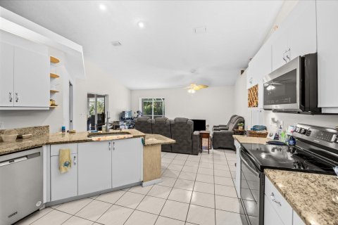 House in Port St. Lucie, Florida 3 bedrooms, 175.77 sq.m. № 2432913 - photo 13