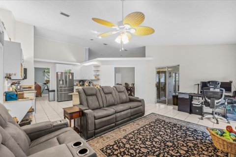 House in Port St. Lucie, Florida 3 bedrooms, 175.77 sq.m. № 2432913 - photo 11