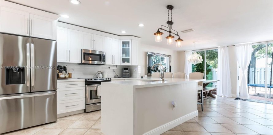 Townhouse in Doral, Florida 3 bedrooms, 176.33 sq.m. № 1854945