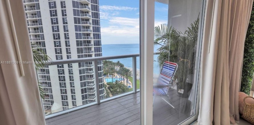 Studio à Condo à Sunny Isles Beach, Floride  № 1981834