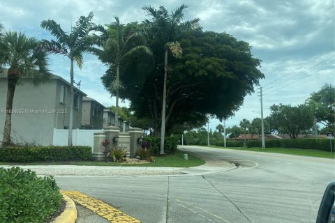 Touwnhouse à vendre à Tamarac, Floride: 3 chambres, 138.98 m2 № 1961848 - photo 1