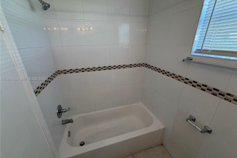 Снять в аренду квартиру в Форт-Лодердейл, Флорида 27.87м2, № 1992732 - фото 11