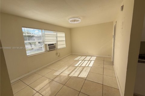 Снять в аренду квартиру в Форт-Лодердейл, Флорида 27.87м2, № 1992732 - фото 3