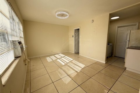 Снять в аренду квартиру в Форт-Лодердейл, Флорида 27.87м2, № 1992732 - фото 2