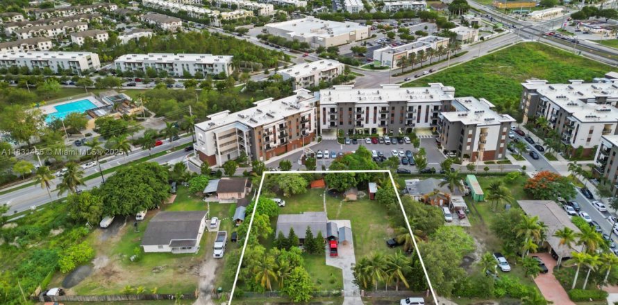 Propiedad comercial en Homestead, Florida № 1934309