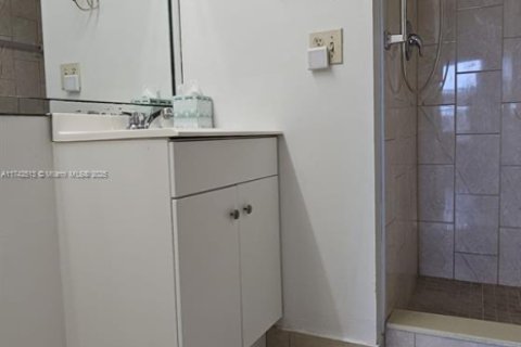 Condo in Sunrise, Florida, 2 bedrooms  № 1959821 - photo 16