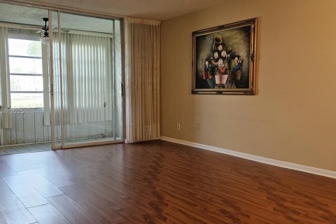 Condo in Sunrise, Florida, 2 bedrooms  № 1959821 - photo 4