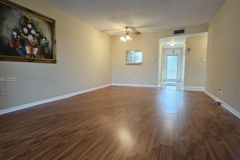 Condo in Sunrise, Florida, 2 bedrooms  № 1959821 - photo 8