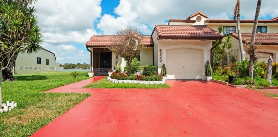 House in Hialeah, Florida 2 bedrooms, 121.98 sq.m. № 2040003