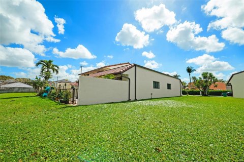 House in Hialeah, Florida 2 bedrooms, 121.98 sq.m. № 2040003 - photo 22