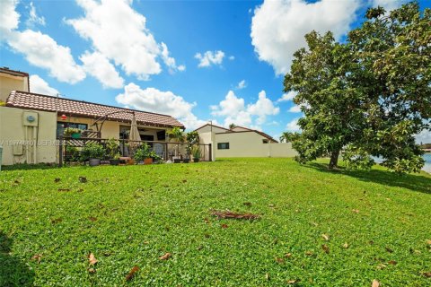 House in Hialeah, Florida 2 bedrooms, 121.98 sq.m. № 2040003 - photo 23