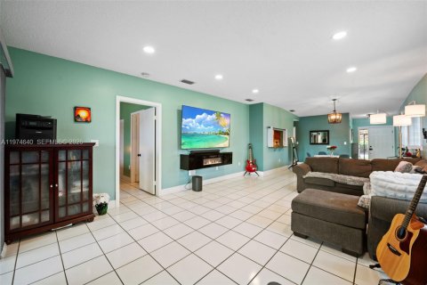 House in Hialeah, Florida 2 bedrooms, 121.98 sq.m. № 2040003 - photo 9