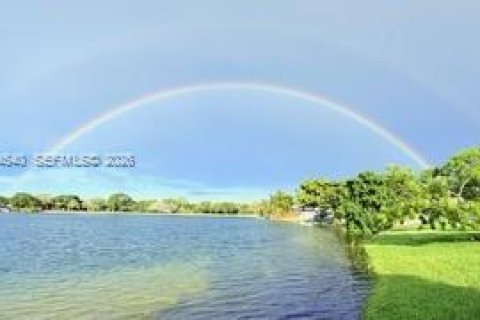 House in Hialeah, Florida 2 bedrooms, 121.98 sq.m. № 2040003 - photo 25