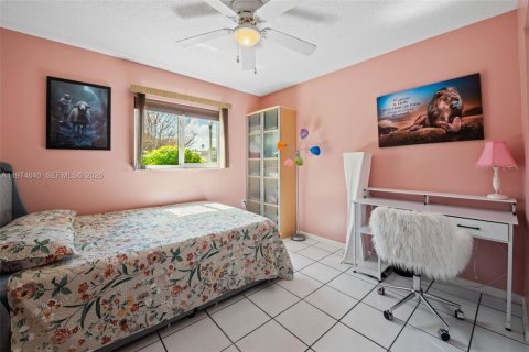 House in Hialeah, Florida 2 bedrooms, 121.98 sq.m. № 2040003 - photo 17