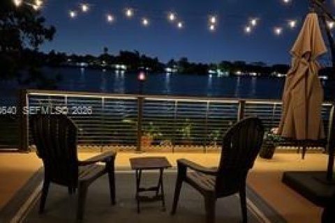 House in Hialeah, Florida 2 bedrooms, 121.98 sq.m. № 2040003 - photo 26