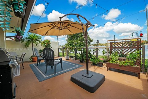 House in Hialeah, Florida 2 bedrooms, 121.98 sq.m. № 2040003 - photo 21