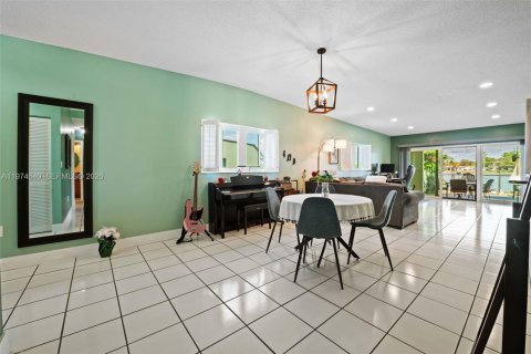 House in Hialeah, Florida 2 bedrooms, 121.98 sq.m. № 2040003 - photo 5
