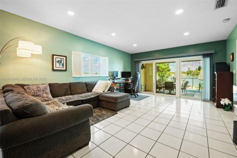 House in Hialeah, Florida 2 bedrooms, 121.98 sq.m. № 2040003 - photo 6