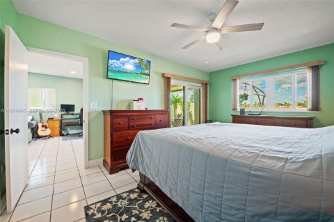 House in Hialeah, Florida 2 bedrooms, 121.98 sq.m. № 2040003 - photo 15